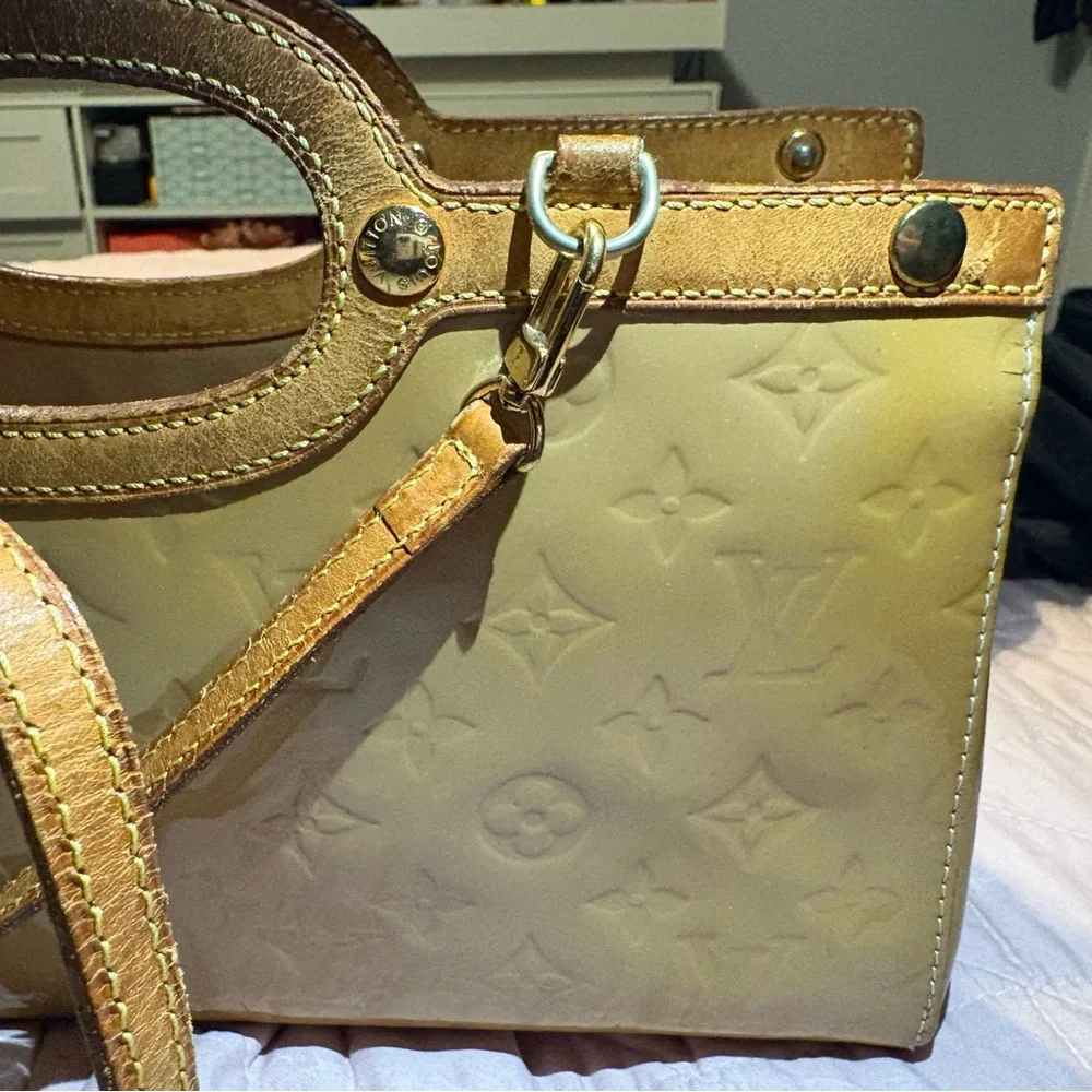 XSOLDX Louis Vuitton Roxbury Beige Vernis Monogram Bag W/ Authentication - Picture 7 of 14